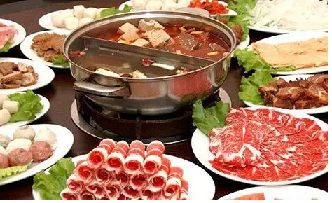  重慶火鍋底料批發(fā)對火鍋文化的闡述 重慶火鍋底料批發(fā)主要提供火鍋底料的銷售，對于一家生意很好的火鍋店來講，選擇一家穩(wěn)定的供應(yīng)商是保證生意的必要措施，一般來講，進行長期合作的廠家在口味上才能夠進行還原，避免了頻繁換供應(yīng)商對口味帶來的變化。 重慶火鍋種類繁多，主要以毛肚為主，當(dāng)然每道菜都有重慶風(fēng)味。調(diào)味料也以芝麻油、蒜泥、香菜、洋蔥、蠔油等輔助蘸料為基礎(chǔ)。吃得很豪放，尤其是在夏天，重慶火鍋赤手空拳，能感受到重慶火鍋帶來的浸泡。只有當(dāng)你真正享受辛辣的火鍋時，你才能品嘗到重慶火鍋的特色。這是重慶特有的風(fēng)味，也是重慶火鍋在吃的時候可以體驗到的靈魂深處。重慶的火鍋充滿了時代的氣息。每一口火鍋都能見證重慶火鍋的歷史發(fā)展。在這樣的環(huán)境下，重慶火鍋帶來了時代的呼喚，發(fā)出了美食的號角，繼承了傳統(tǒng)的美食，創(chuàng)造了重慶火鍋更好的口味。 重慶火鍋底料批發(fā)從歷史文化的角度出發(fā)，可以說重慶火鍋是百年歷史，在不斷精細化的工作過程中，重慶火鍋吸引了更多的人去認識，在飲食中也涵蓋了更多的歷史文化，取得了更大的成就。重慶火鍋基地的也讓人們記住了重慶的文化意義?；疱伝夭牧蠌S生產(chǎn)和生產(chǎn)火鍋基地材料是歷史發(fā)展的結(jié)合，而且在不斷生產(chǎn)的基礎(chǔ)材料中可以有多種口味和經(jīng)驗，這也是對重慶火鍋的認可，是重慶火鍋精神的歷史驅(qū)動。重慶火鍋的味道是很有特點的，特別是我們吃火鍋的時候，我們可以識別和體驗火鍋的味道。重慶火鍋在吃火鍋時，會帶來一定的特色和各種口味，所以火鍋的味道也可以被更多人接受和喜歡。 重慶火鍋底料批發(fā)的風(fēng)味體現(xiàn)在多樣化的格局中。說重慶火鍋的多樣性真的沒有覆蓋，更不用說重慶火鍋中的紅油黃油了。重慶火鍋的香辣味足以讓更多的人喜歡。當(dāng)然，目前重慶火鍋種類較多，但所有的基礎(chǔ)材料都圍繞著重慶火鍋展開。美味的麻辣鍋，正宗的重慶火鍋，精致的火鍋，吃起來正宗的味道，是重慶火鍋帶來的享受。 為了追求健康，重慶火鍋帶來了越來越多的基礎(chǔ)材料。在基礎(chǔ)材料上，滋補木耳湯火鍋也可以帶來這個時代的正宗味道，吃在嘴里，享受美味的重慶火鍋。重慶火鍋的番茄火鍋很有特色，可以是酸辣的，可以是酸辣的，但是吃這種火鍋，你可以享受到重慶火鍋的美味，是重慶火鍋從主料到主料的絕配。當(dāng)然，這種重慶火鍋有著獨特的風(fēng)味，是對重慶風(fēng)味的體驗和認識。但我們吃的是火鍋。我們所享受的是重慶的品味和體驗。